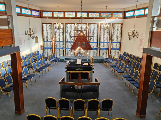 Intérieur de la synagogue de Meudon-la-Forêt : tévah, Aron Hakodesh et vitraux